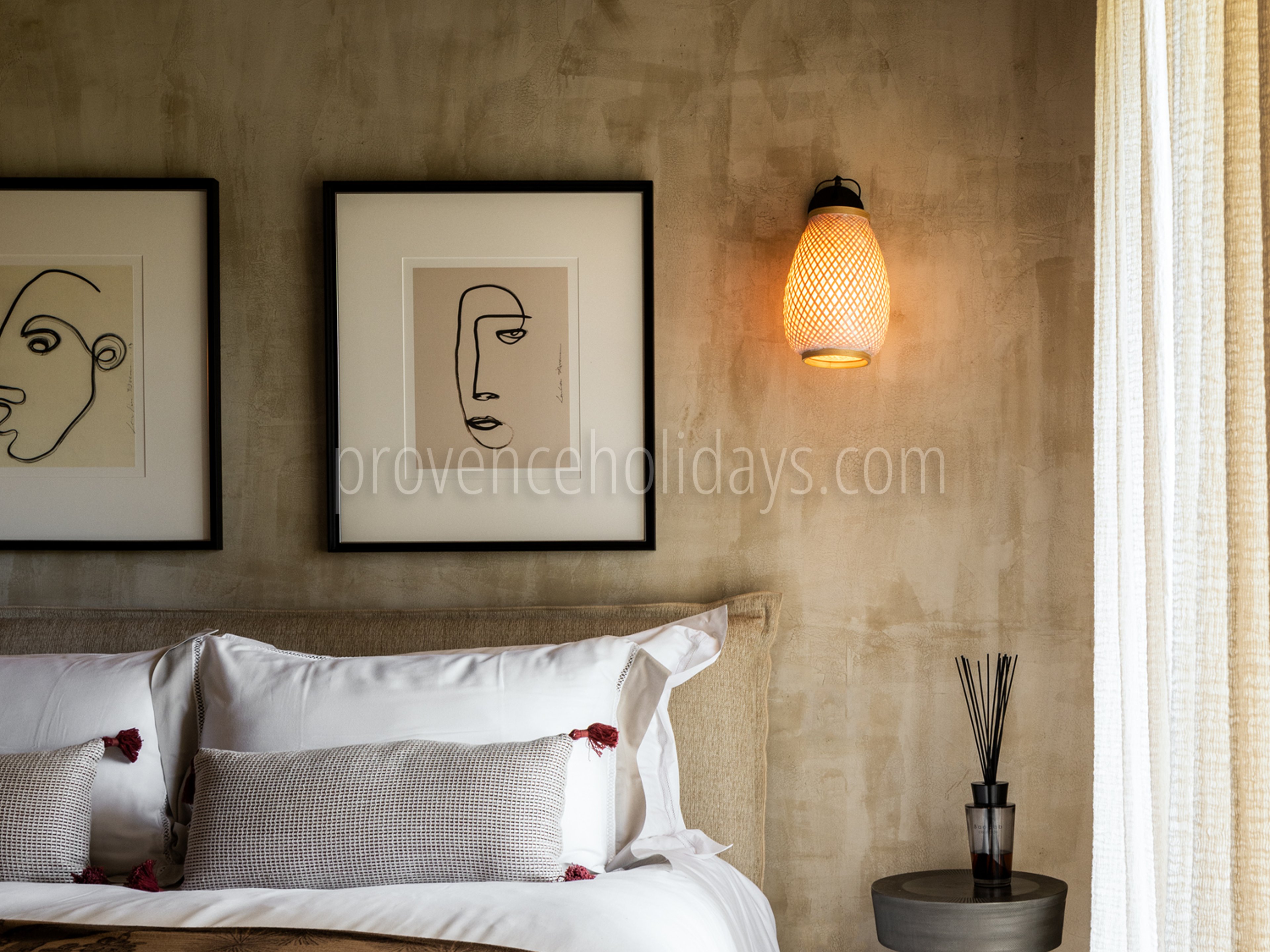 24 - La Bastide de Maussane: Villa: Bedroom