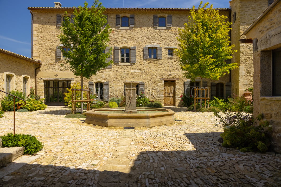 46 - Grand Mas d\'Oppède: Villa: Exterior