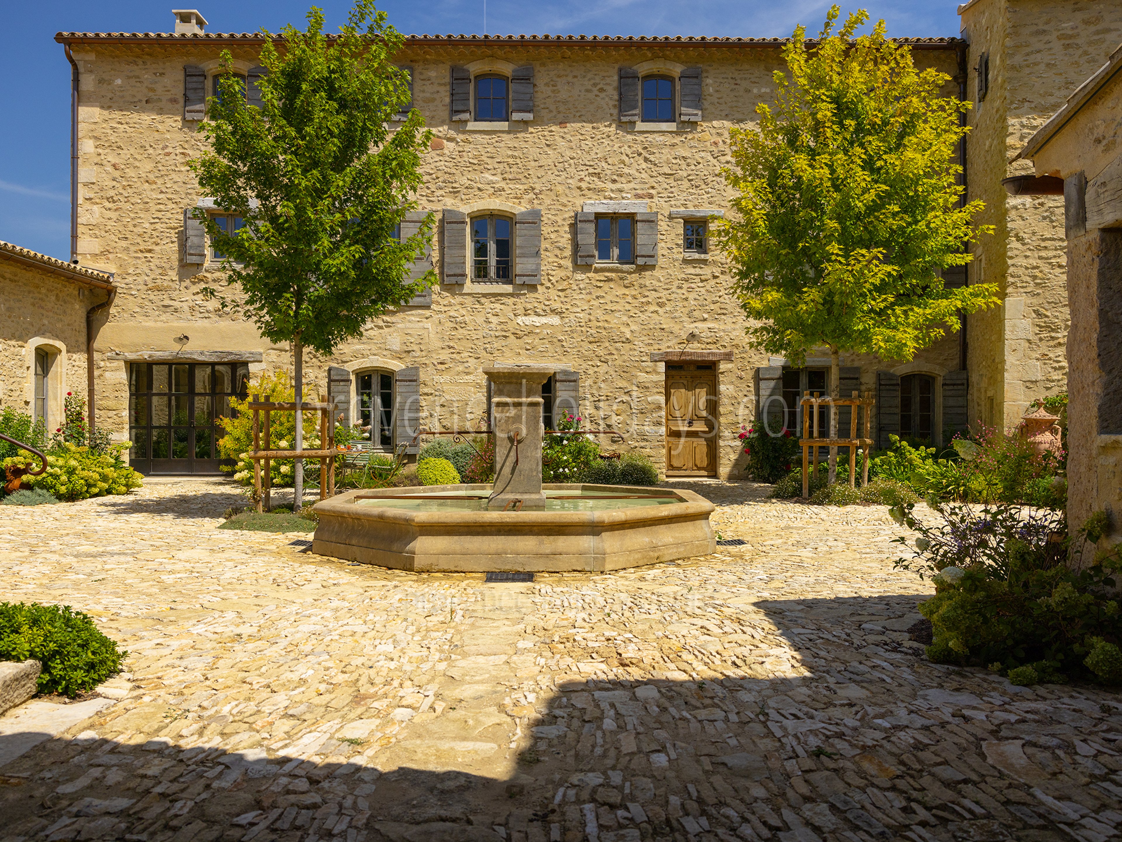 46 - Grand Mas d\'Oppède: Villa: Exterior