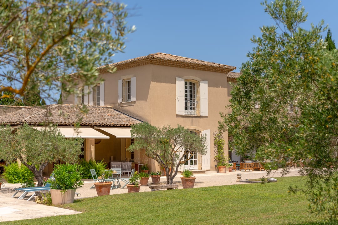 20 - Mas des Trois Cyprès: Villa: Exterior