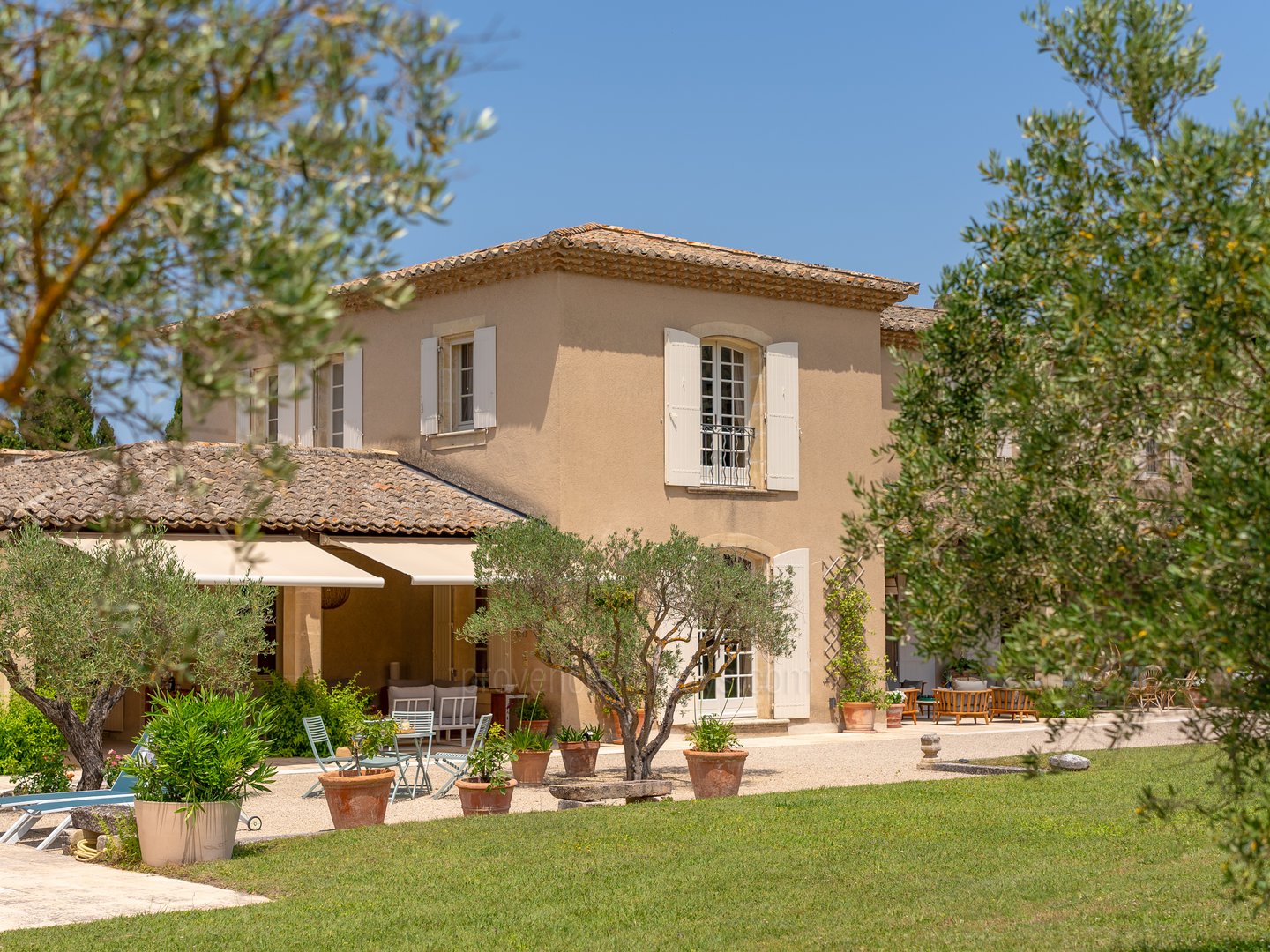 20 - Mas des Trois Cyprès: Villa: Exterior