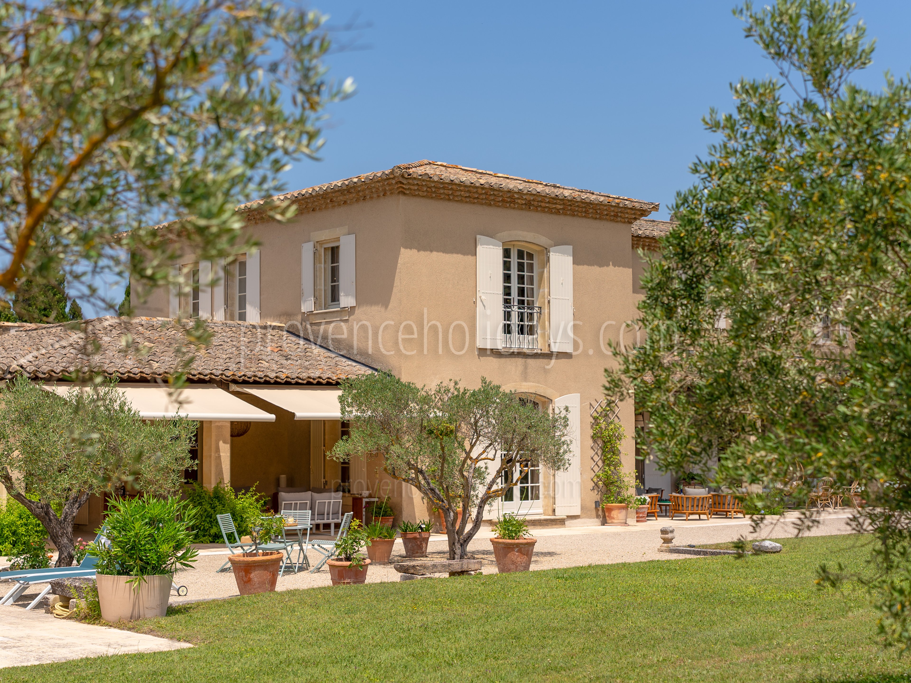 19 - Mas des Trois Cyprès: Villa: Exterior
