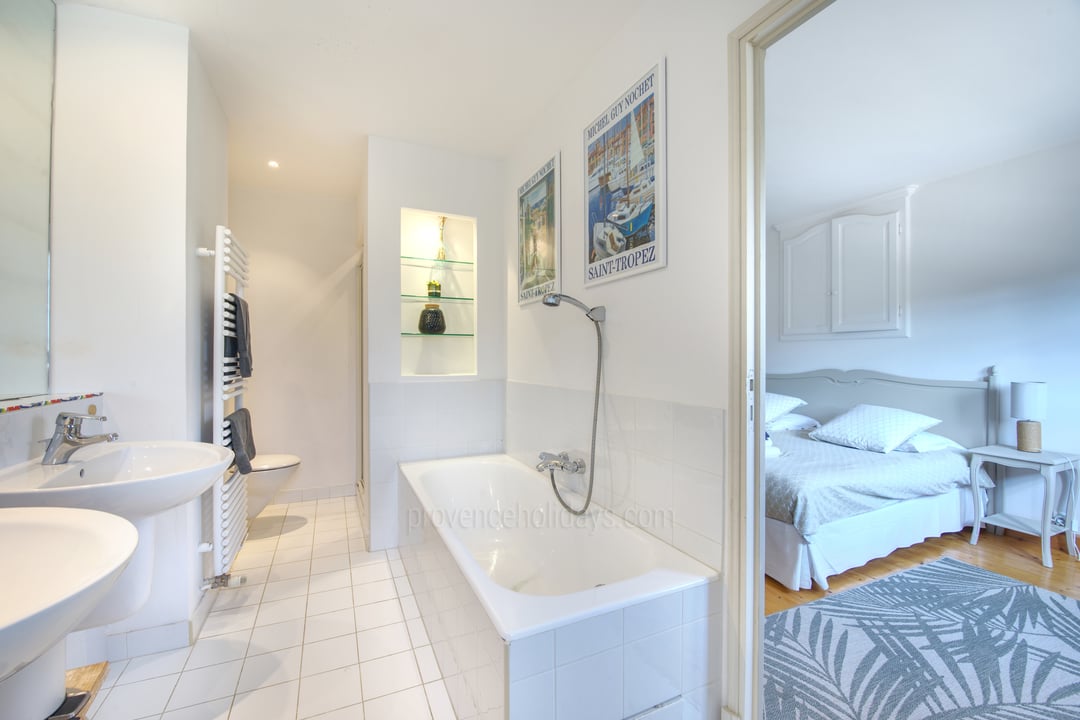 28 - Le Dolmen du Midi: Villa: Bathroom