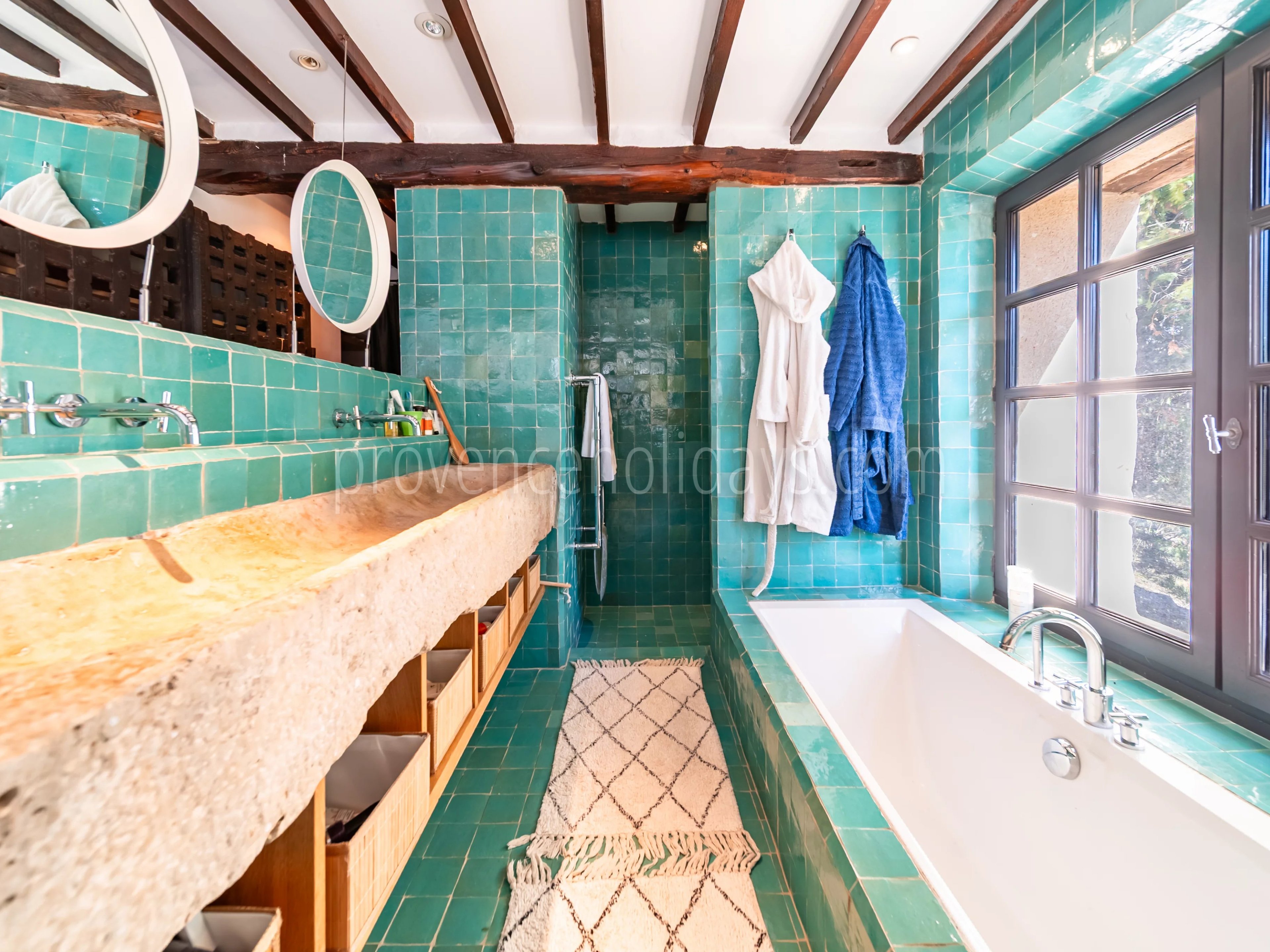 9 - Renovated Property in Gordes: Villa: Bathroom