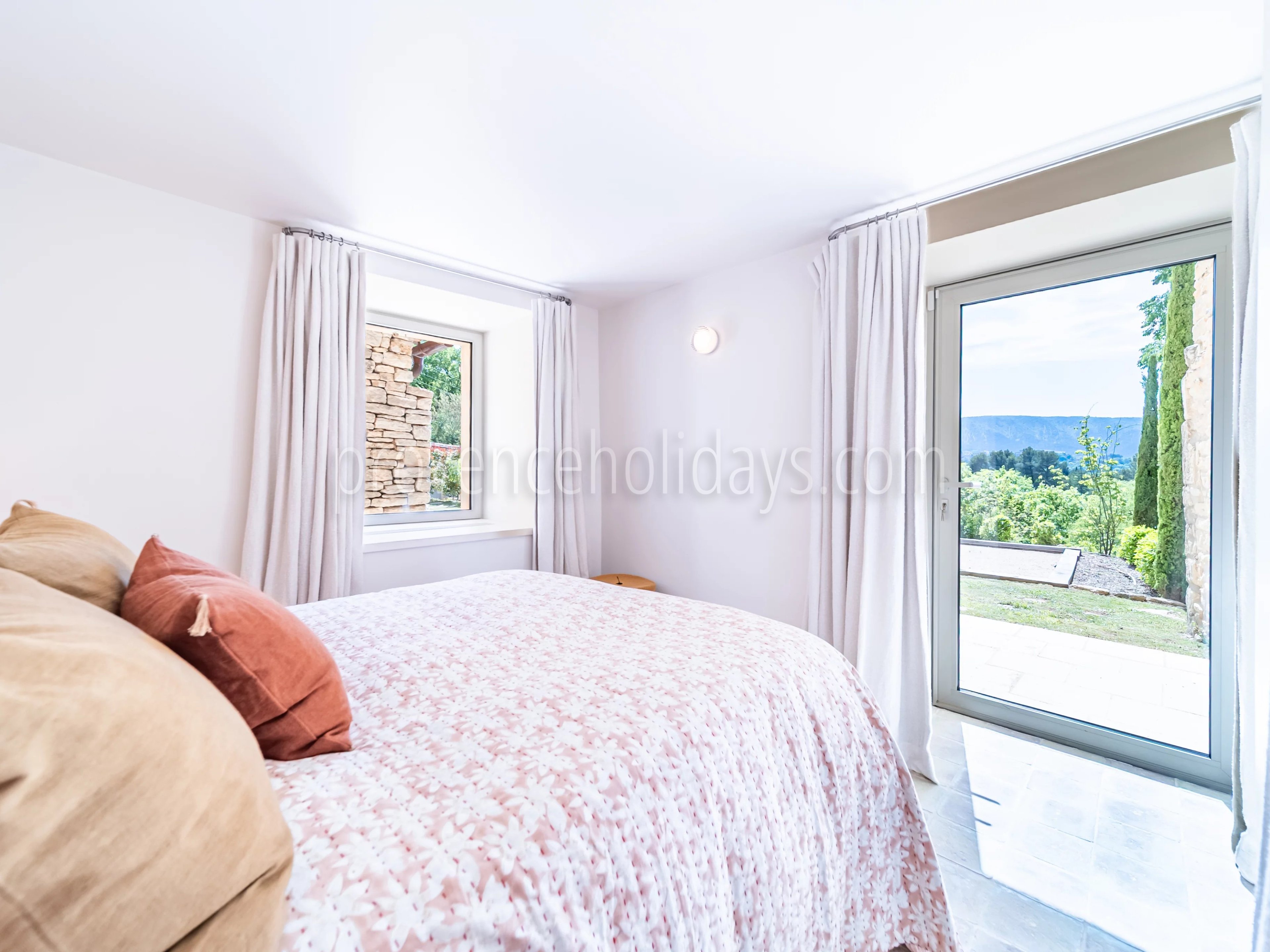 19 - Stone Property in Ménerbes: Villa: Bedroom
