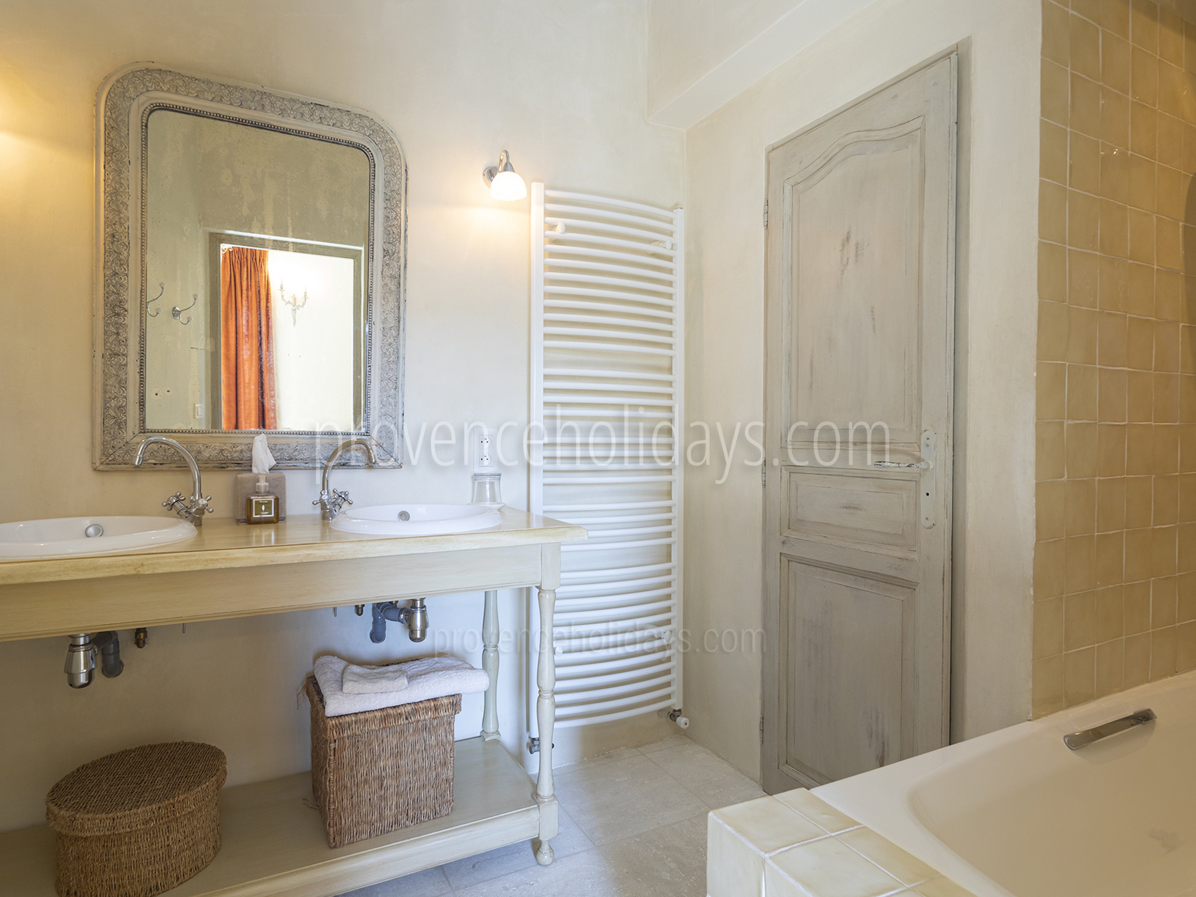 24 - Mas Cabrières-d\'Avignon: Villa: Bathroom