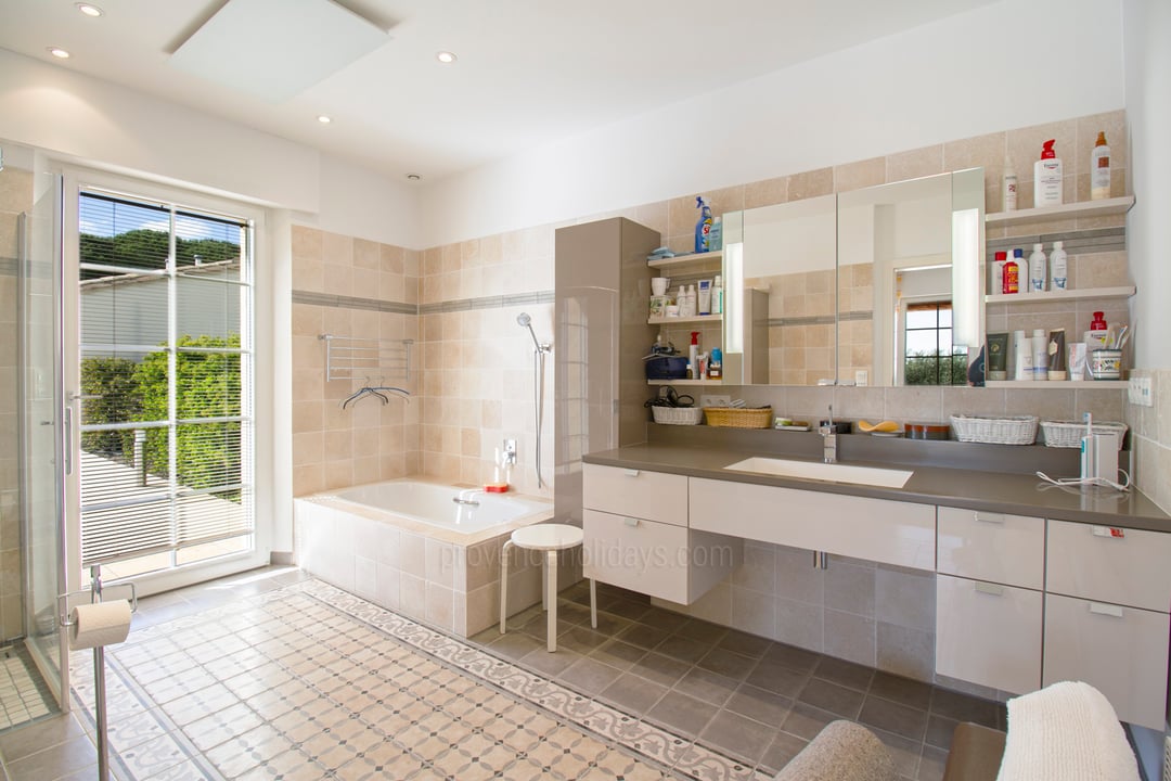 8 - Mas Grandchamp: Villa: Bathroom
