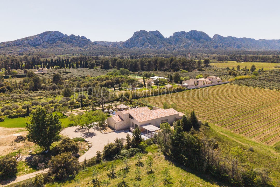 26 - Les Jardins des Alpilles: Villa: Exterior