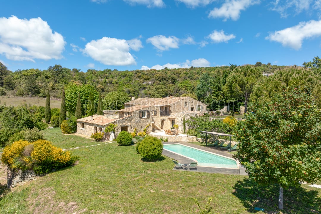 De authentieke elegantie van een gerenoveerde Provençaalse boerderij