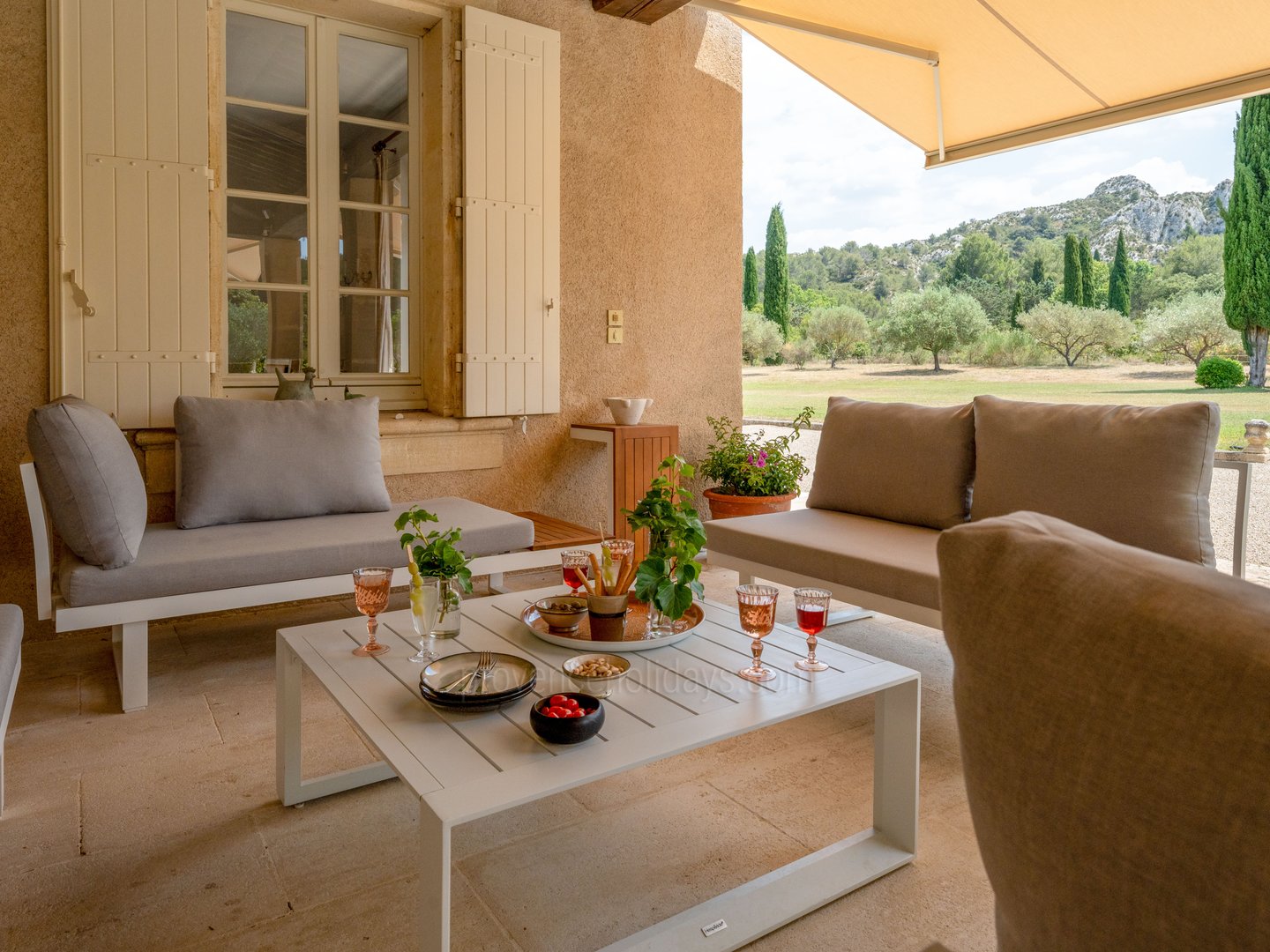 22 - Mas des Trois Cyprès: Villa: Exterior