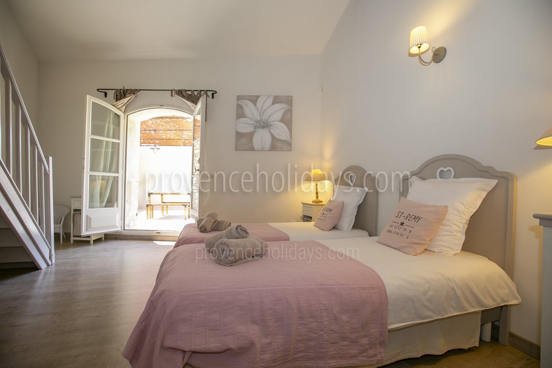 1 Room with  2 twins (90x200) and can be converted into 1 king