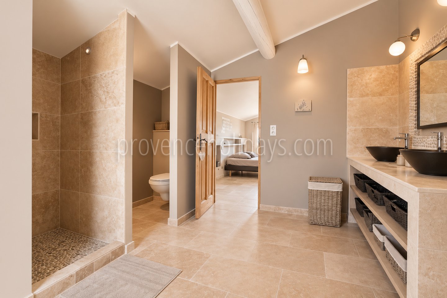 13 - Villa met verwarmd zwembad en uitzicht op de Luberon: Villa: Bathroom