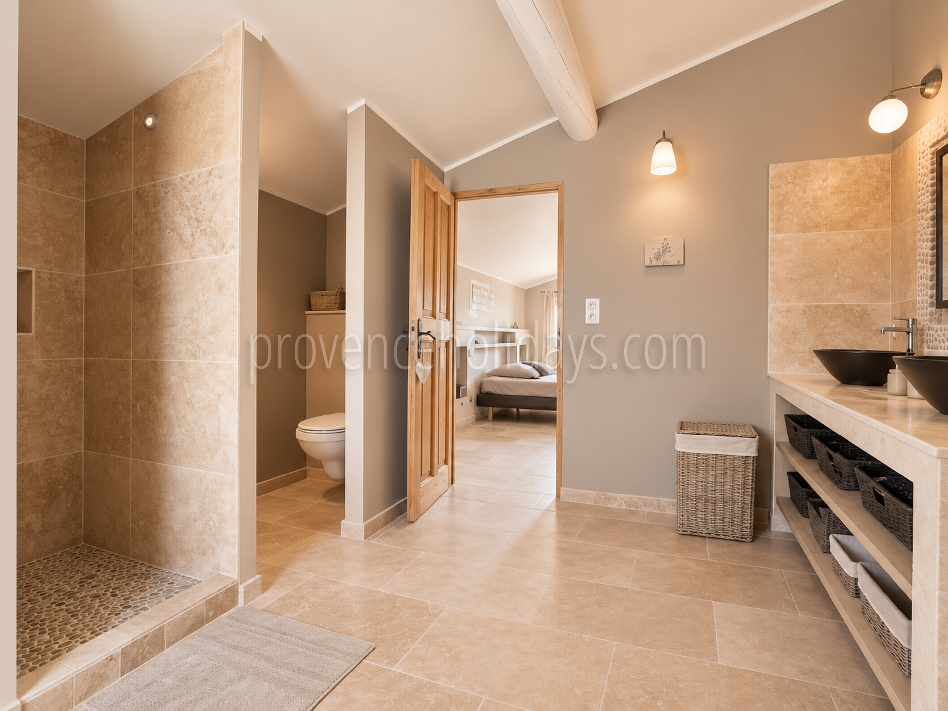 13 - Villa met verwarmd zwembad en uitzicht op de Luberon: Villa: Bathroom