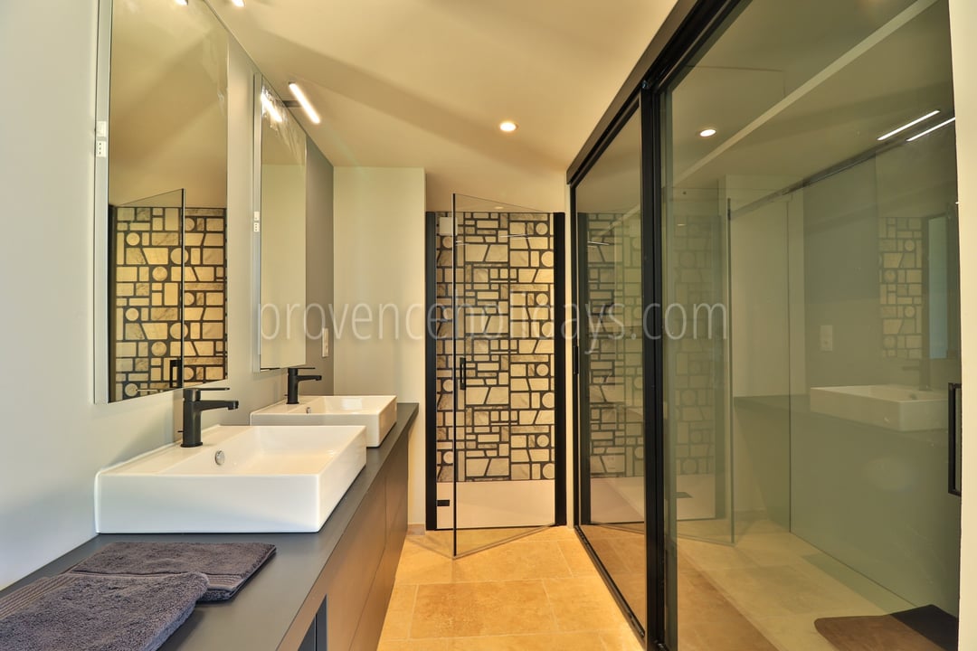 12 - Villa Doreen: Villa: Bathroom