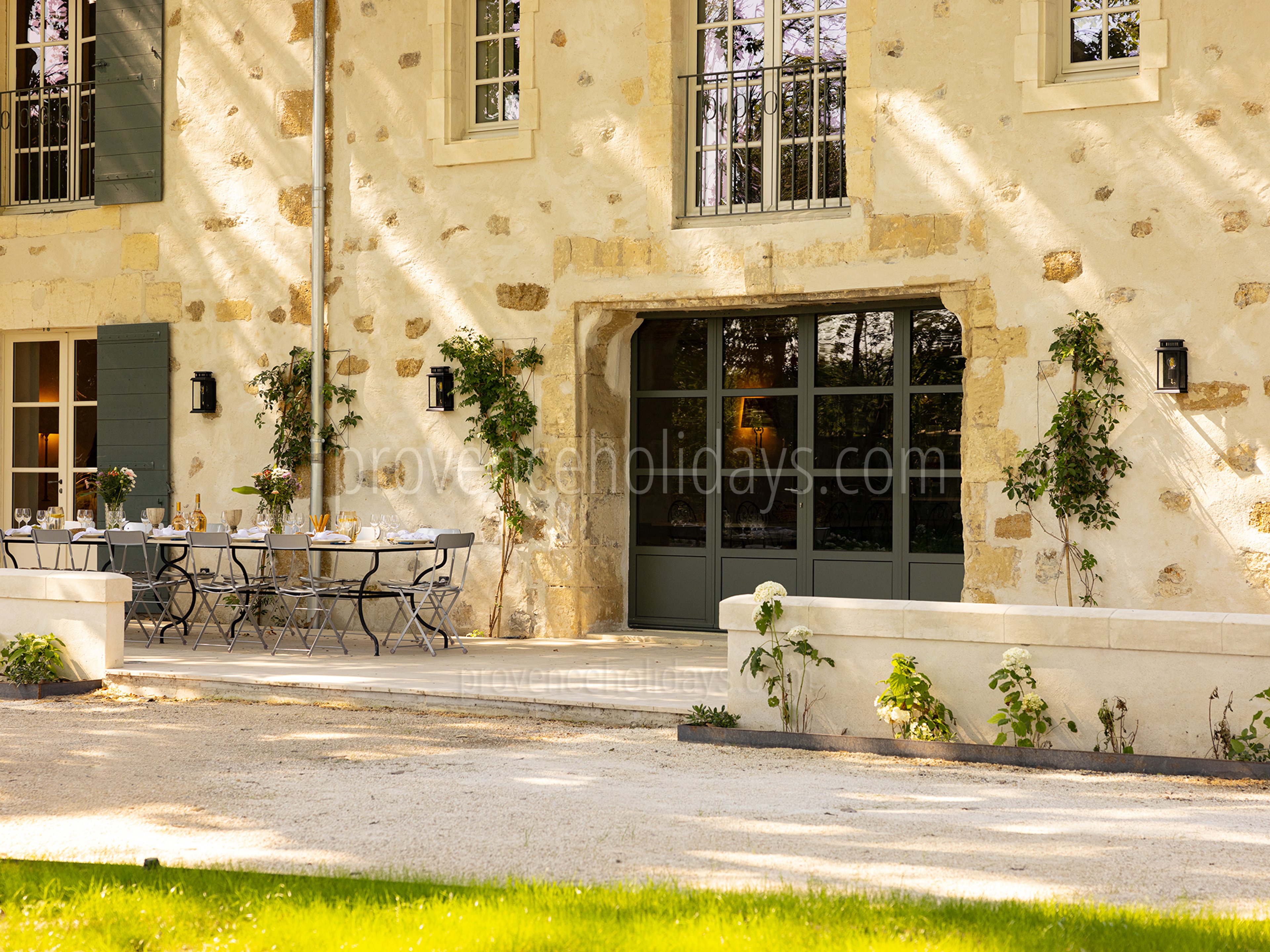 33 - Bastide Mouriès: Villa: Exterior