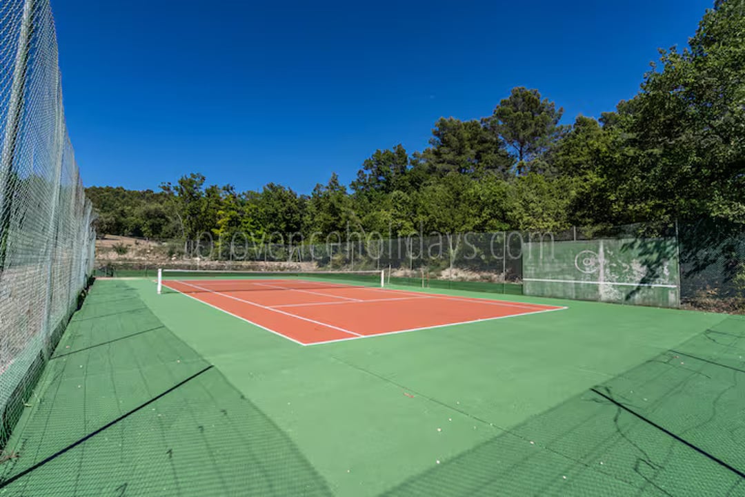 Hedendaagse stenen villa met tennisbaan bij Aix-en-Provence 5 - Mas de l\'Eolienne: Villa: Exterior