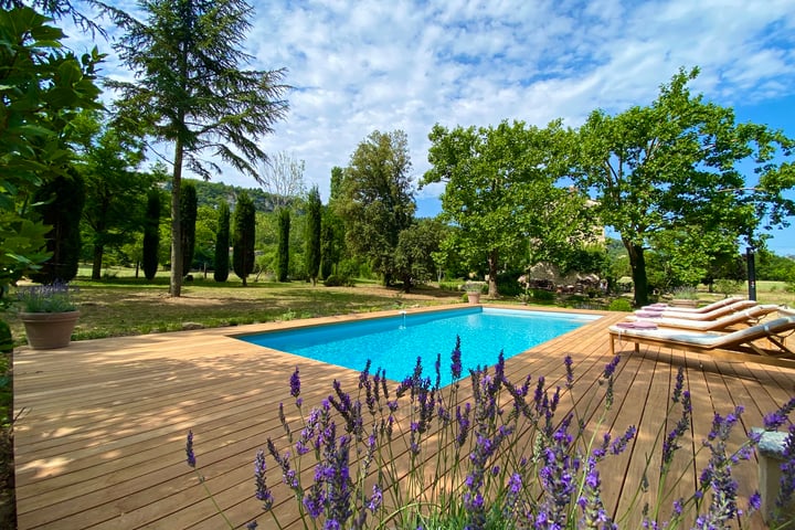 Renovated medieval chapel in the Luberon