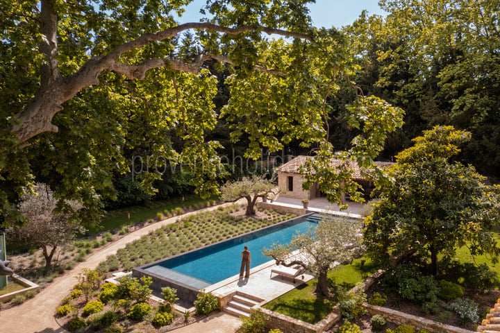 Mas provençal avec piscine et court de tennis au Paradou