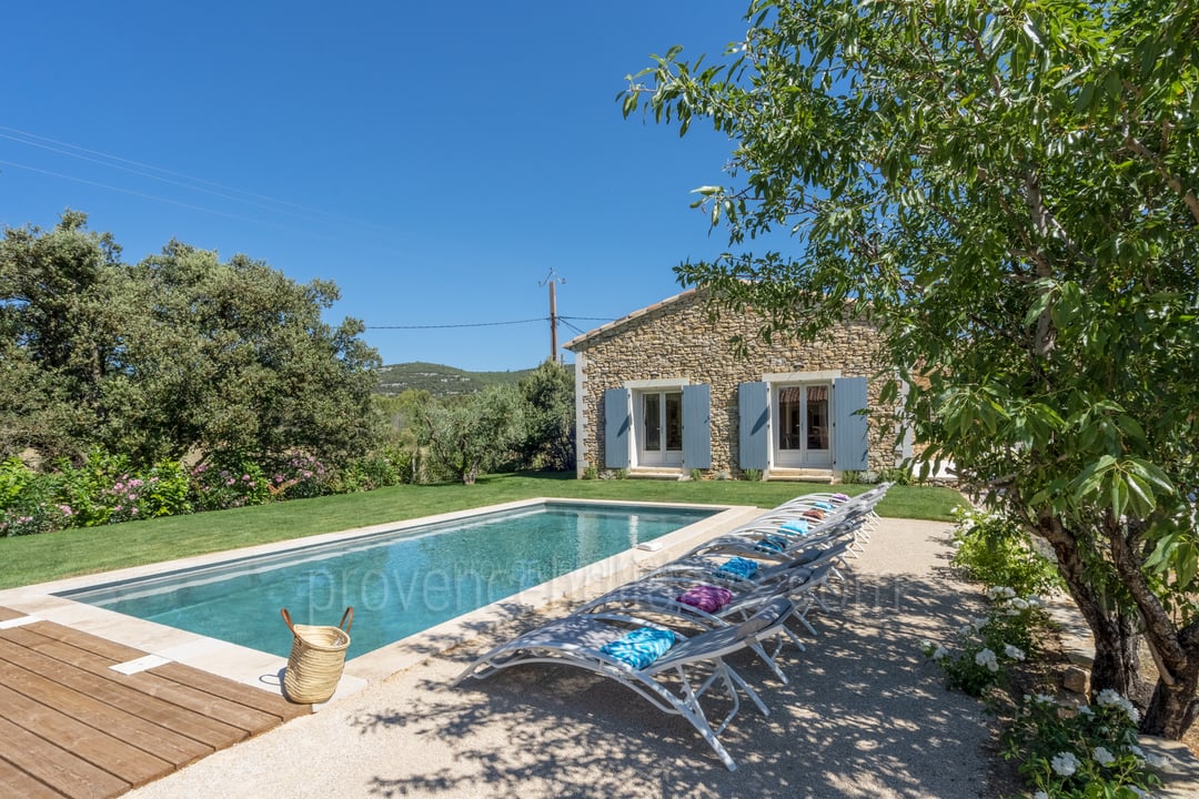 Villa en pierre, nouvellement construite avec une piscine située juste à l'extérieur du charmant village de Murs.