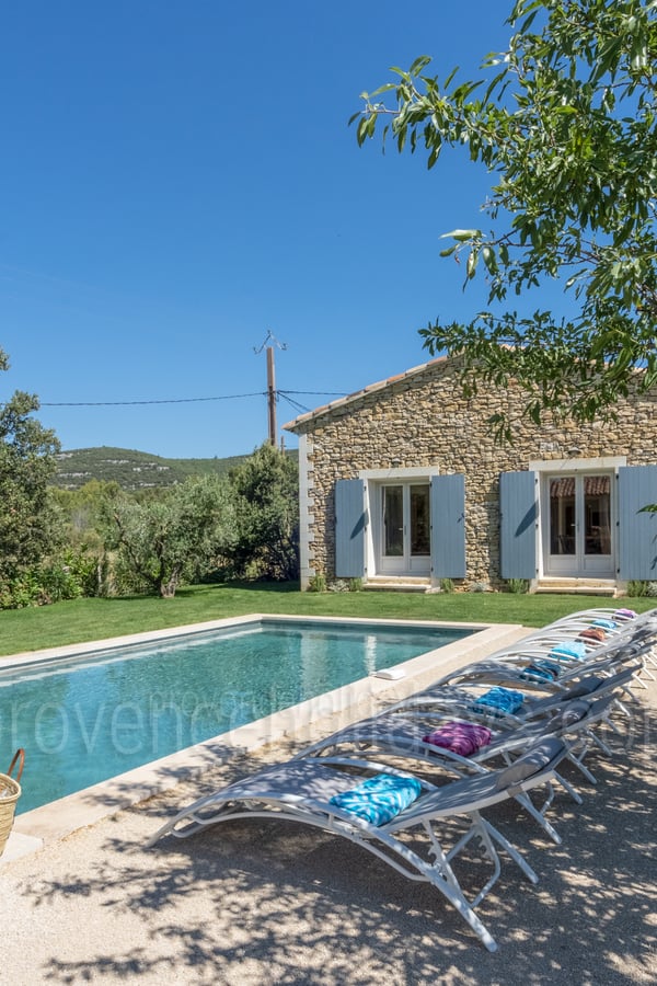 Villa en pierre, nouvellement construite avec une piscine située juste à l\'extérieur du charmant village de Murs. - -2