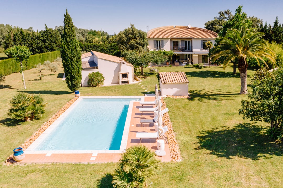 Maison contemporaine  à louer avec maison d'hôtes à Eygalières