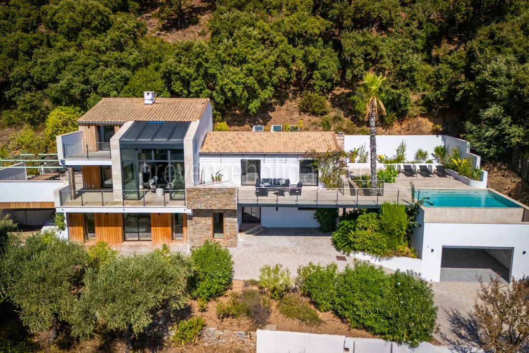 13 - Hedendaagse villa in Cavalaire-sur-Mer: Villa: Exterior