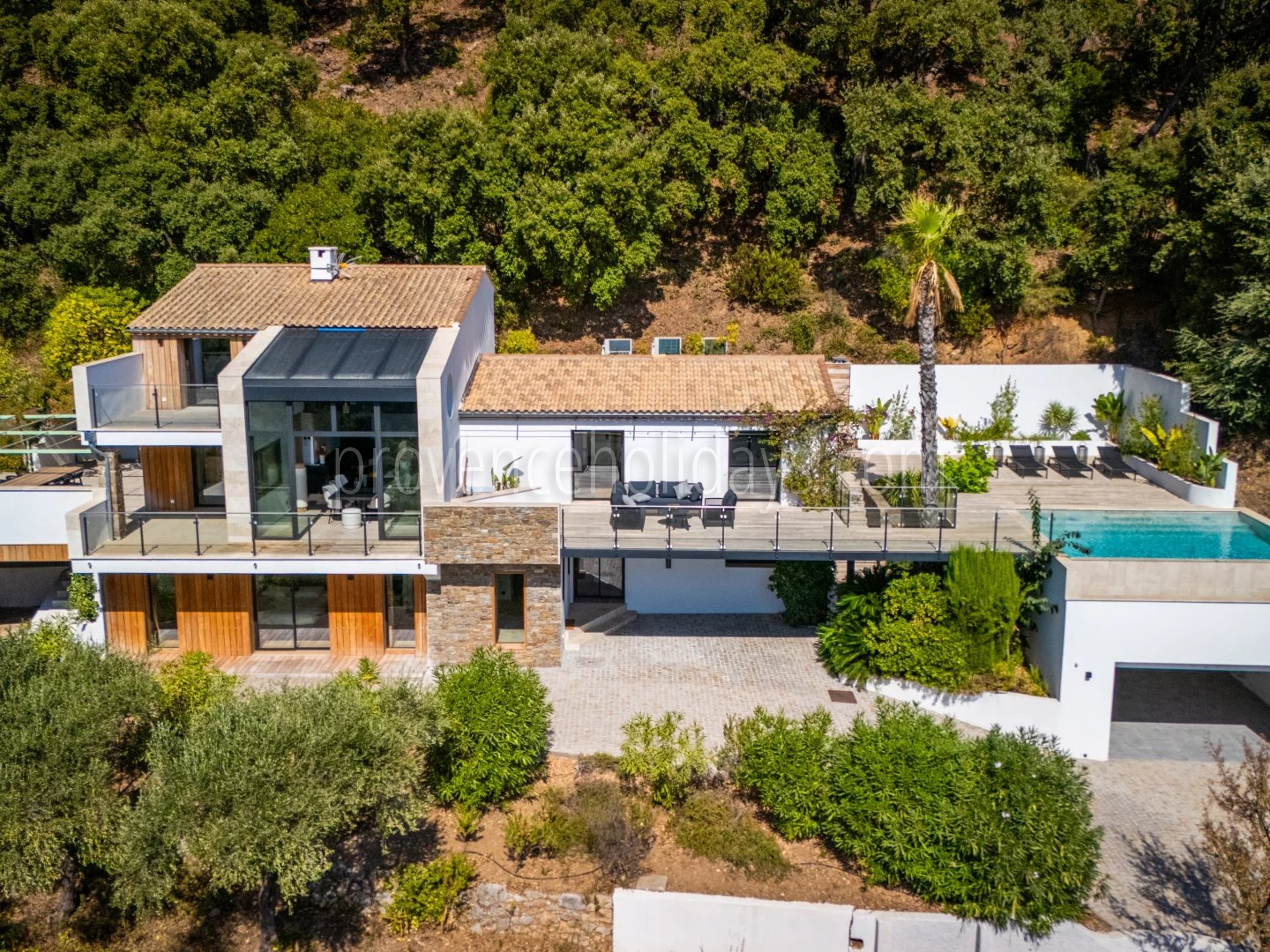 13 - Hedendaagse villa in Cavalaire-sur-Mer: Villa: Exterior