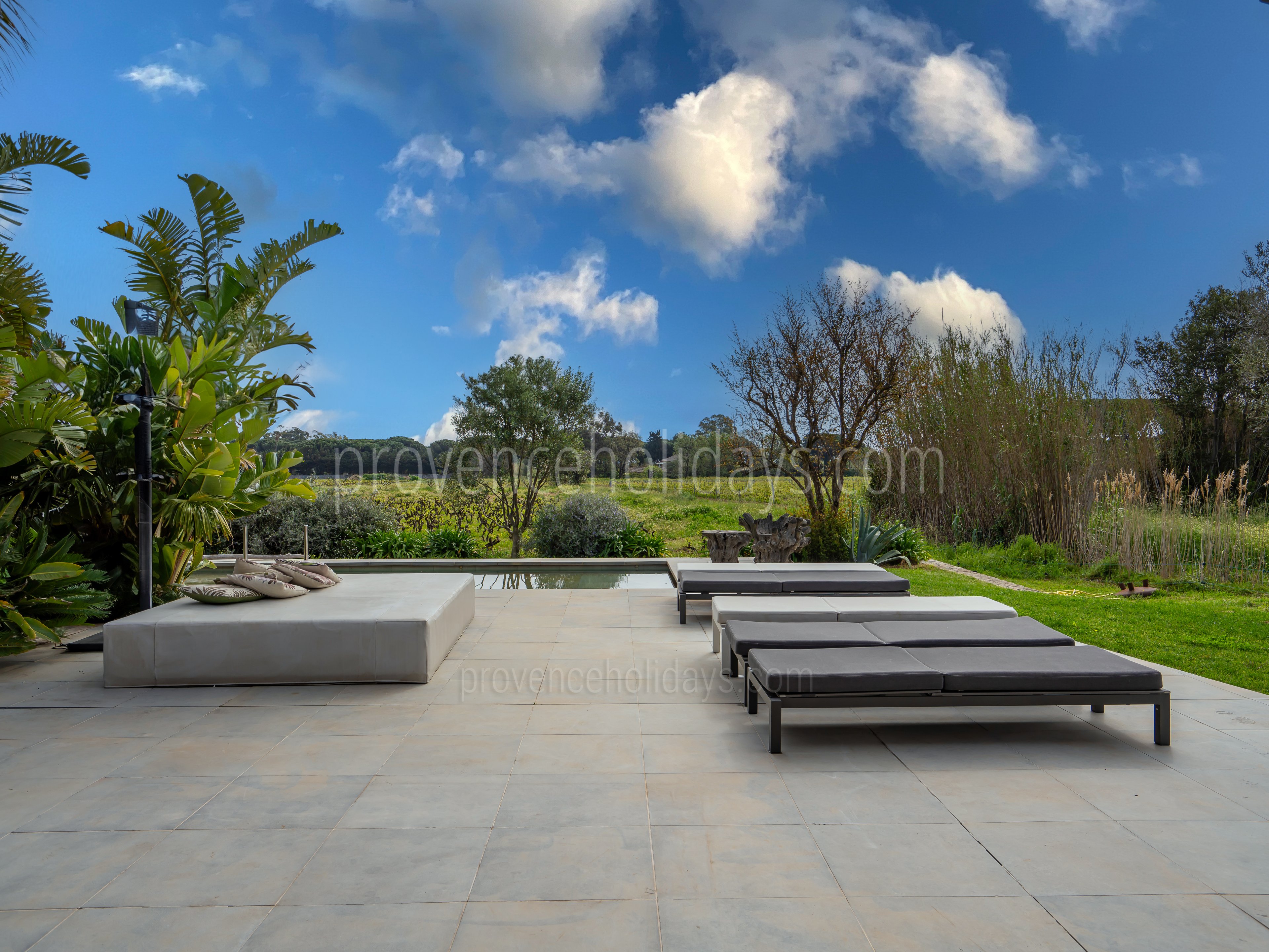 16 - Refuge d\'Azur: Villa: Exterior