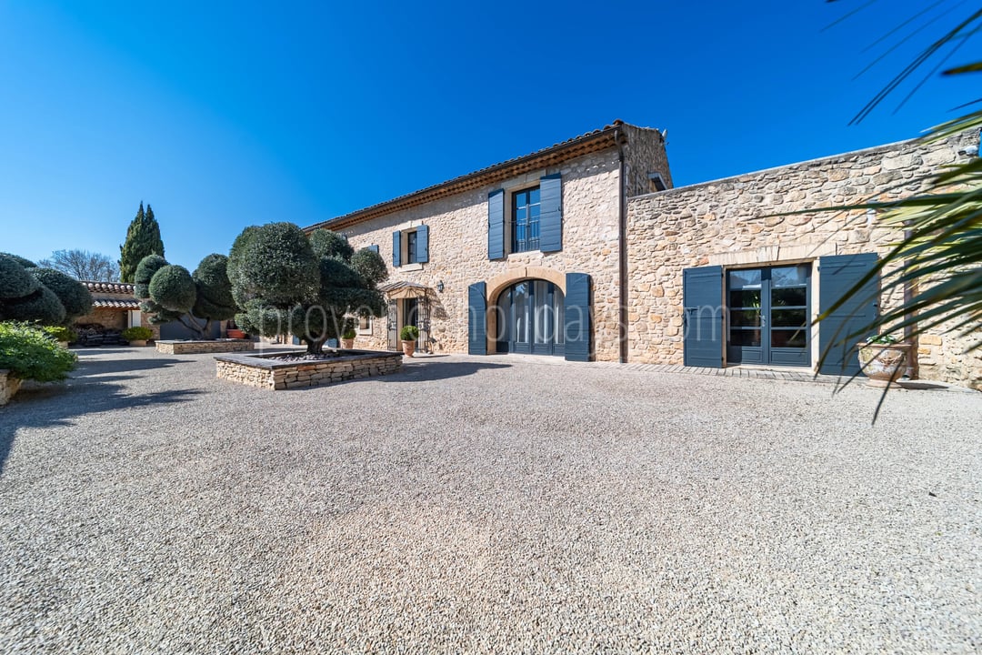 7 - Provençal mas in Robion: Villa: Exterior
