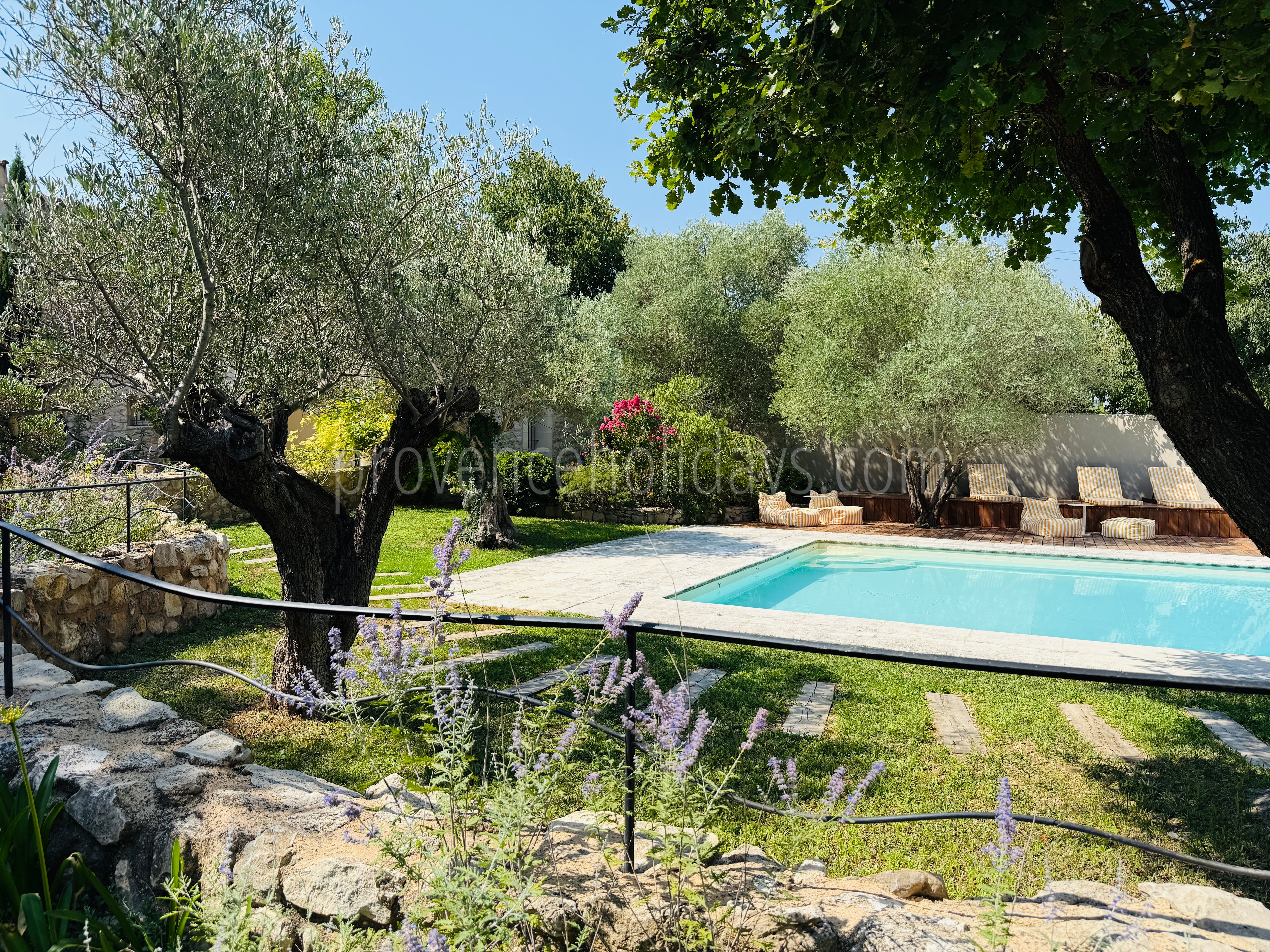 7 - Renovated farmhouse on the outskirts of Eygalières: Villa: Pool