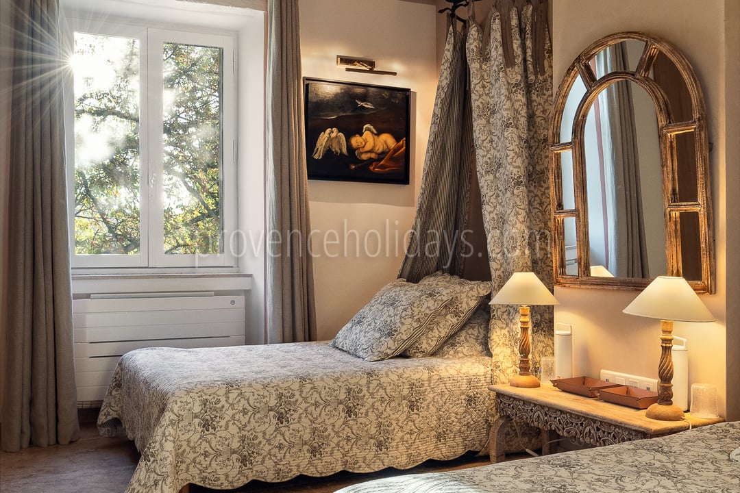 20 - Domaine Three Lakes: Villa: Bedroom