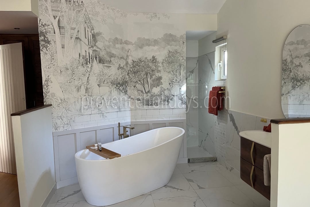 42 - Le Mas de la Cabro: Villa: Bathroom