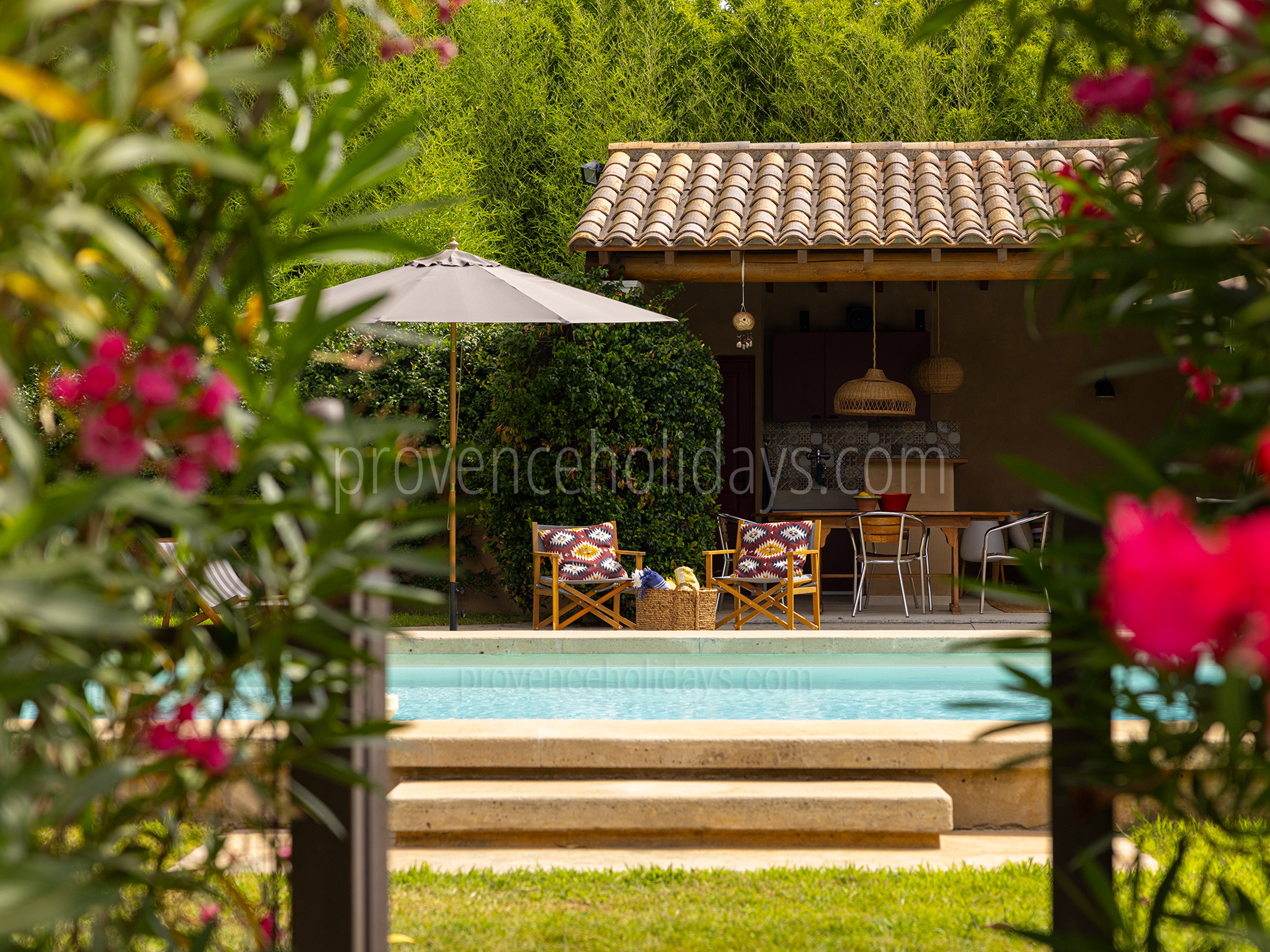48 - Le Mas d\'Orgon: Villa: Exterior