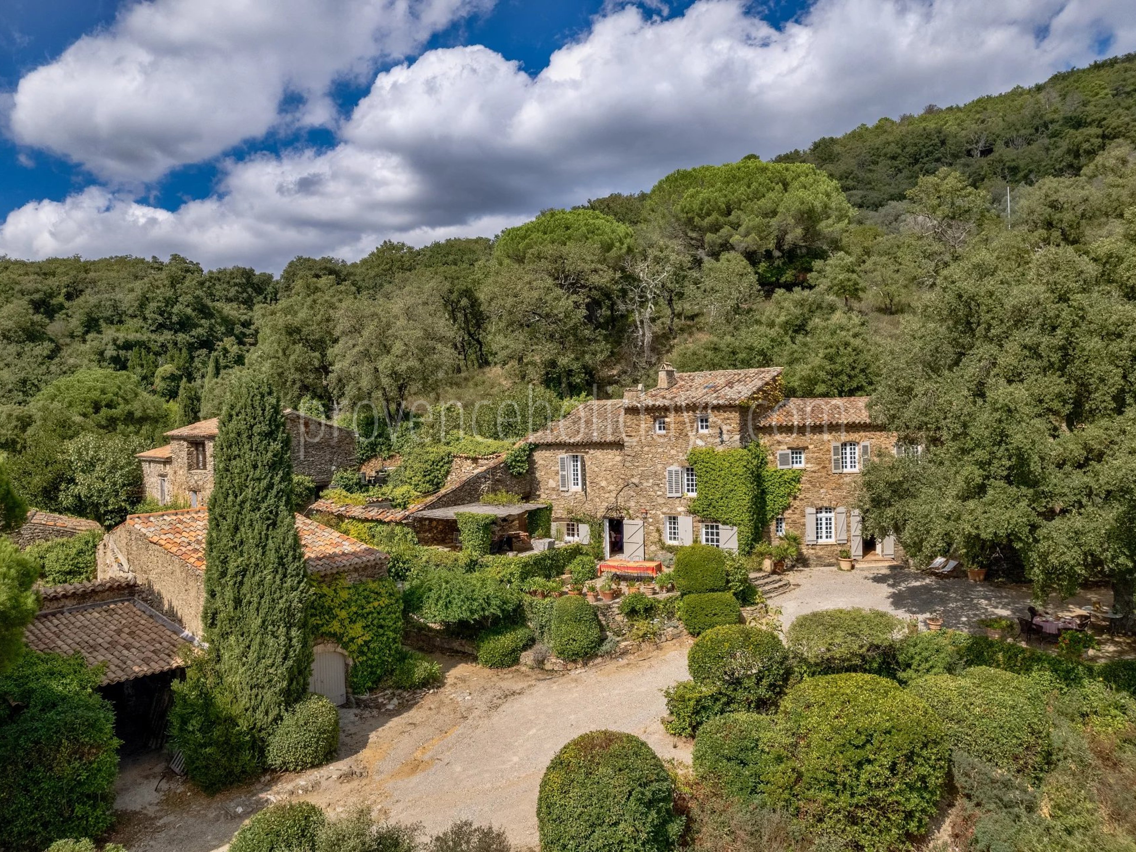 4 - Steinernes hameau in La Garde-Freinet: Villa: Exterior