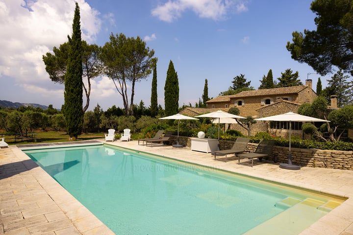 Stunning farmhouse with heated pool in the Alpilles