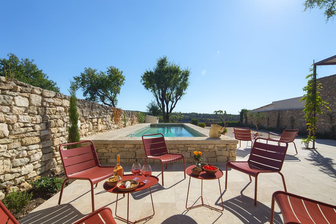 Historisches Anwesen mit beheiztem Pool nah am Mont Ventoux