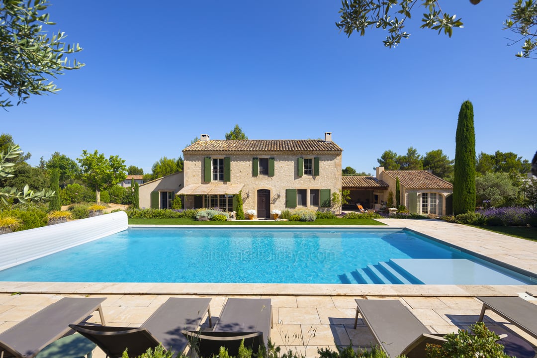 Holiday farmhouse with swimming pool in Eygalières