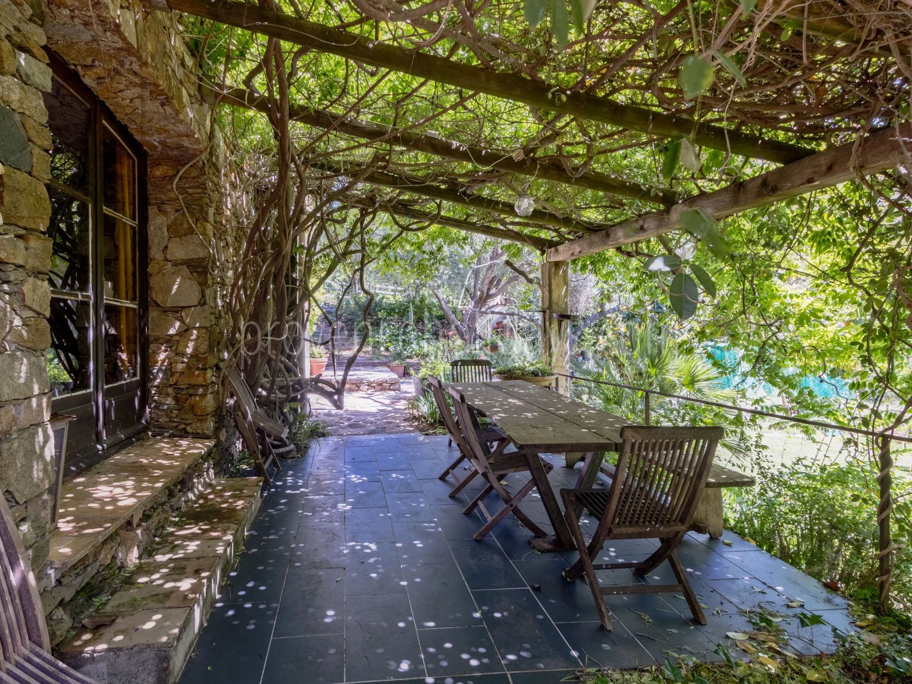 31 - Te renoveren gehucht in Grimaud: Villa: Exterior