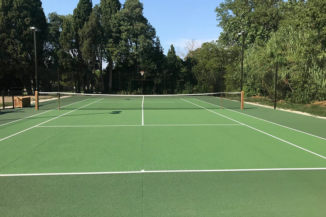 Le Domaine des Cyprès: Tennis court