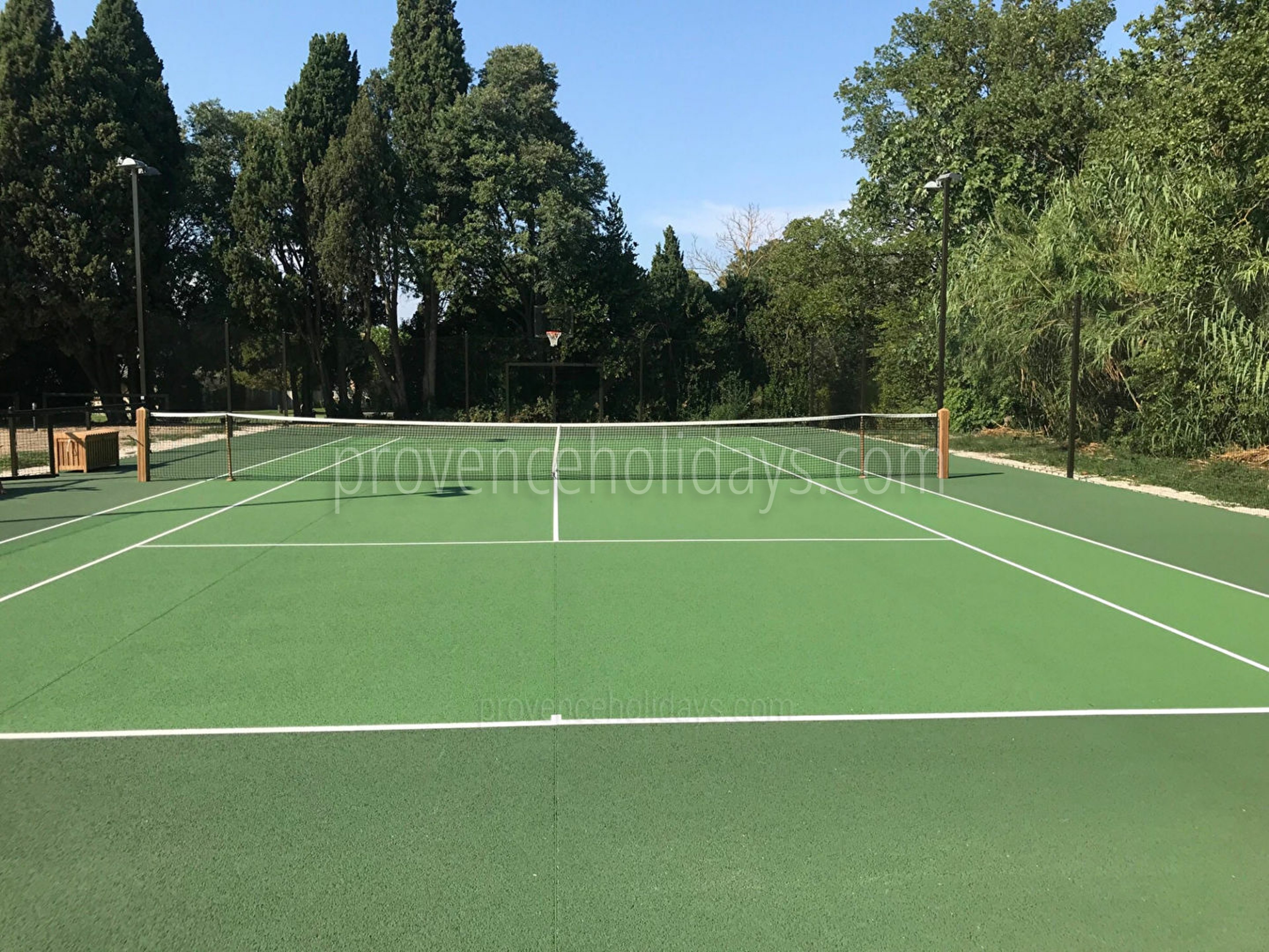5 - Le Domaine des Cyprès: Villa: Exterior - Le Domaine des Cyprès: Tennisbaan