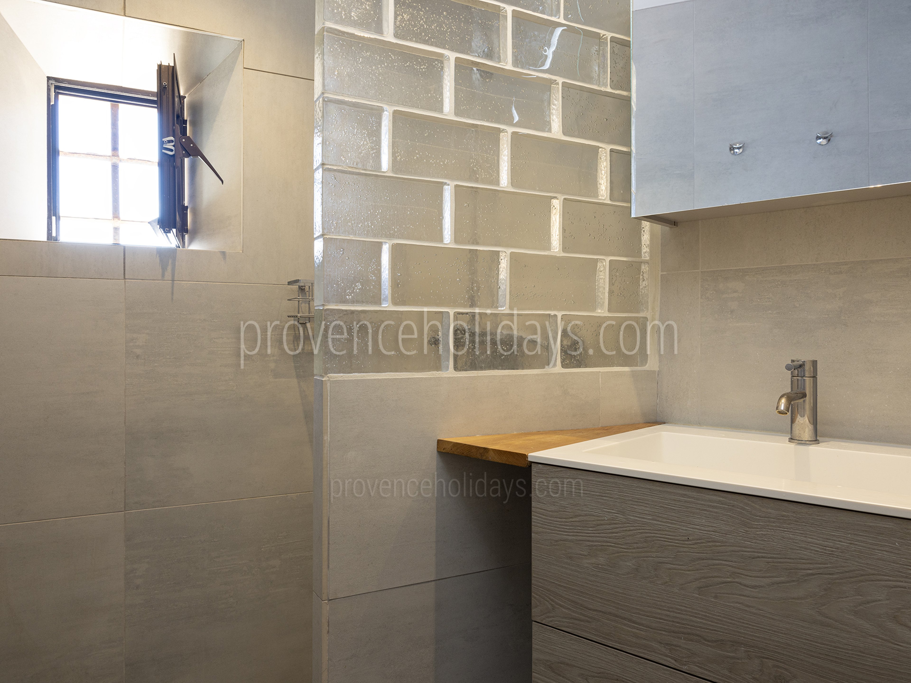 25 - La Maison des Glycines: Villa: Bathroom