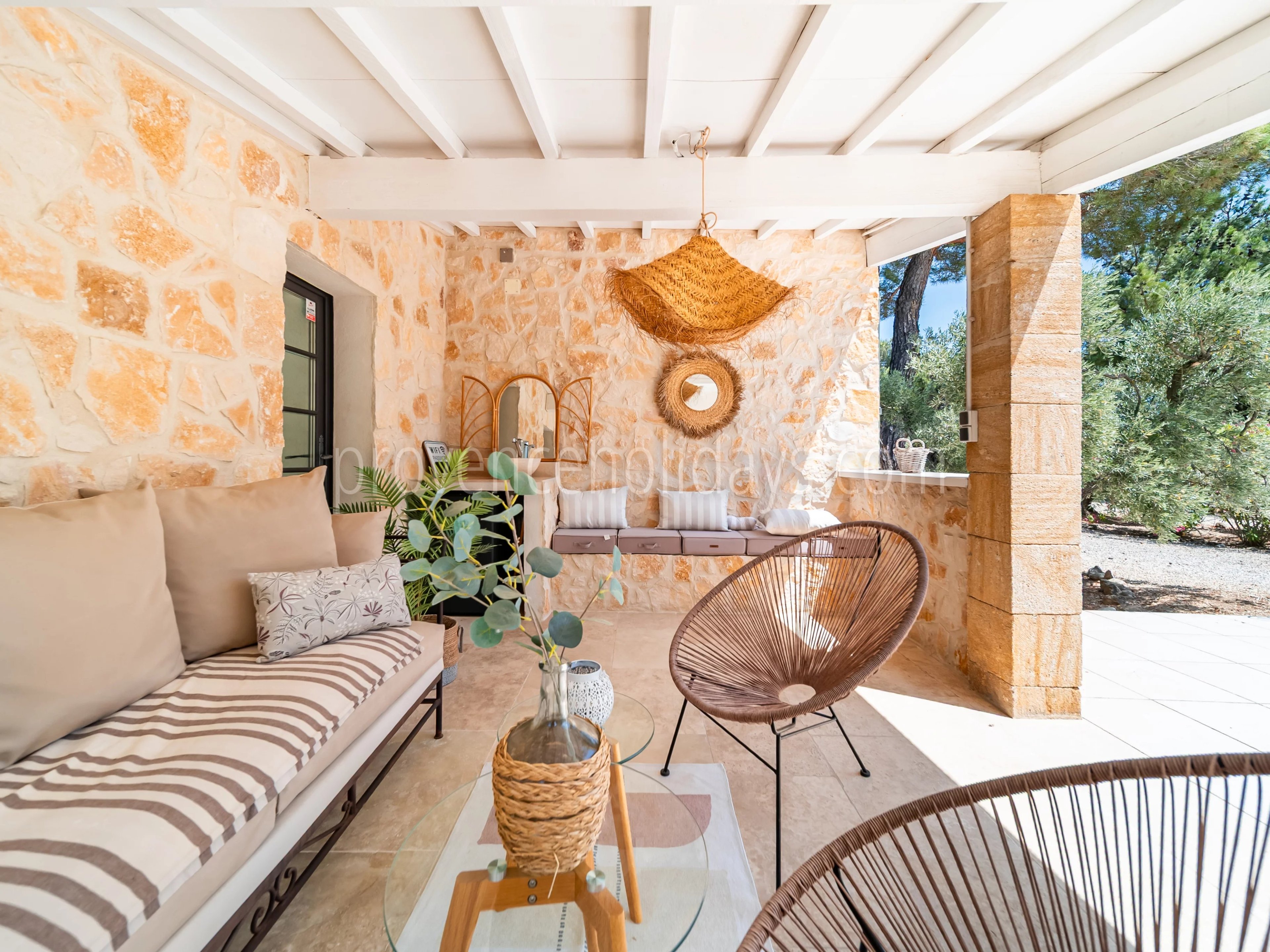 18 - Villa with outbuildings in Mouriès: Villa: Exterior