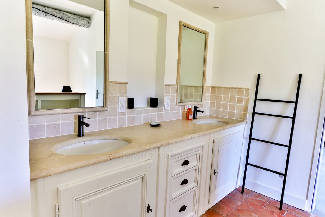 43 - Mas Marius: Villa: Bathroom