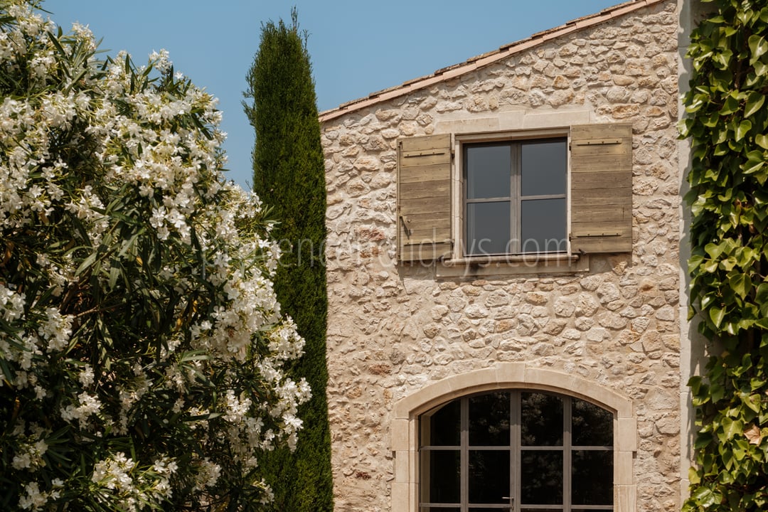 30 - La Bastide de Maussane: Villa: Exterior
