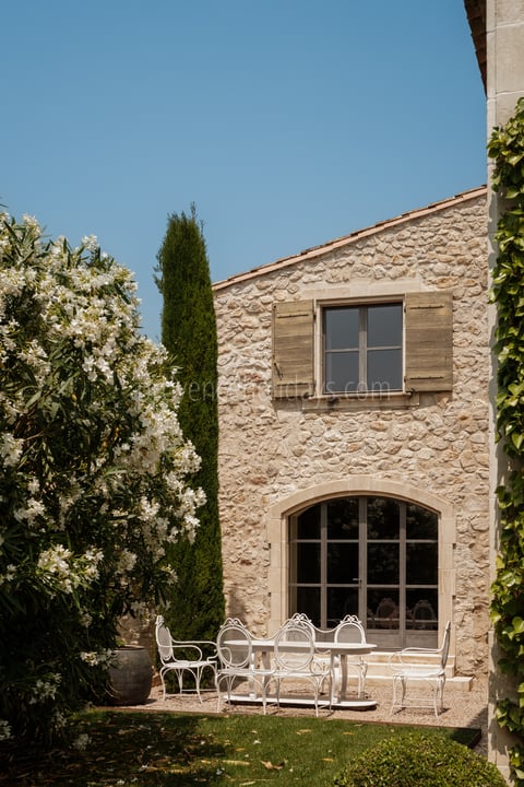 30 - La Bastide de Maussane: Villa: Exterior