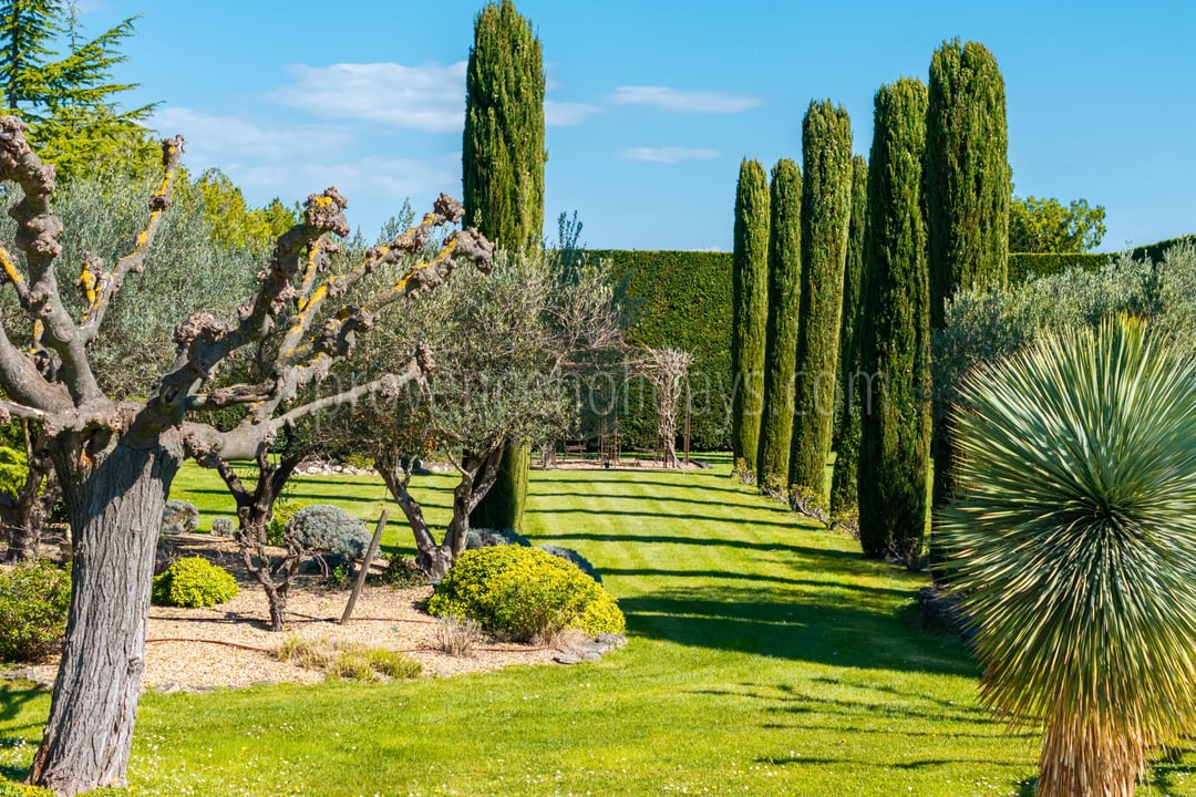 5 - Provençal mas in Robion: Villa: Exterior