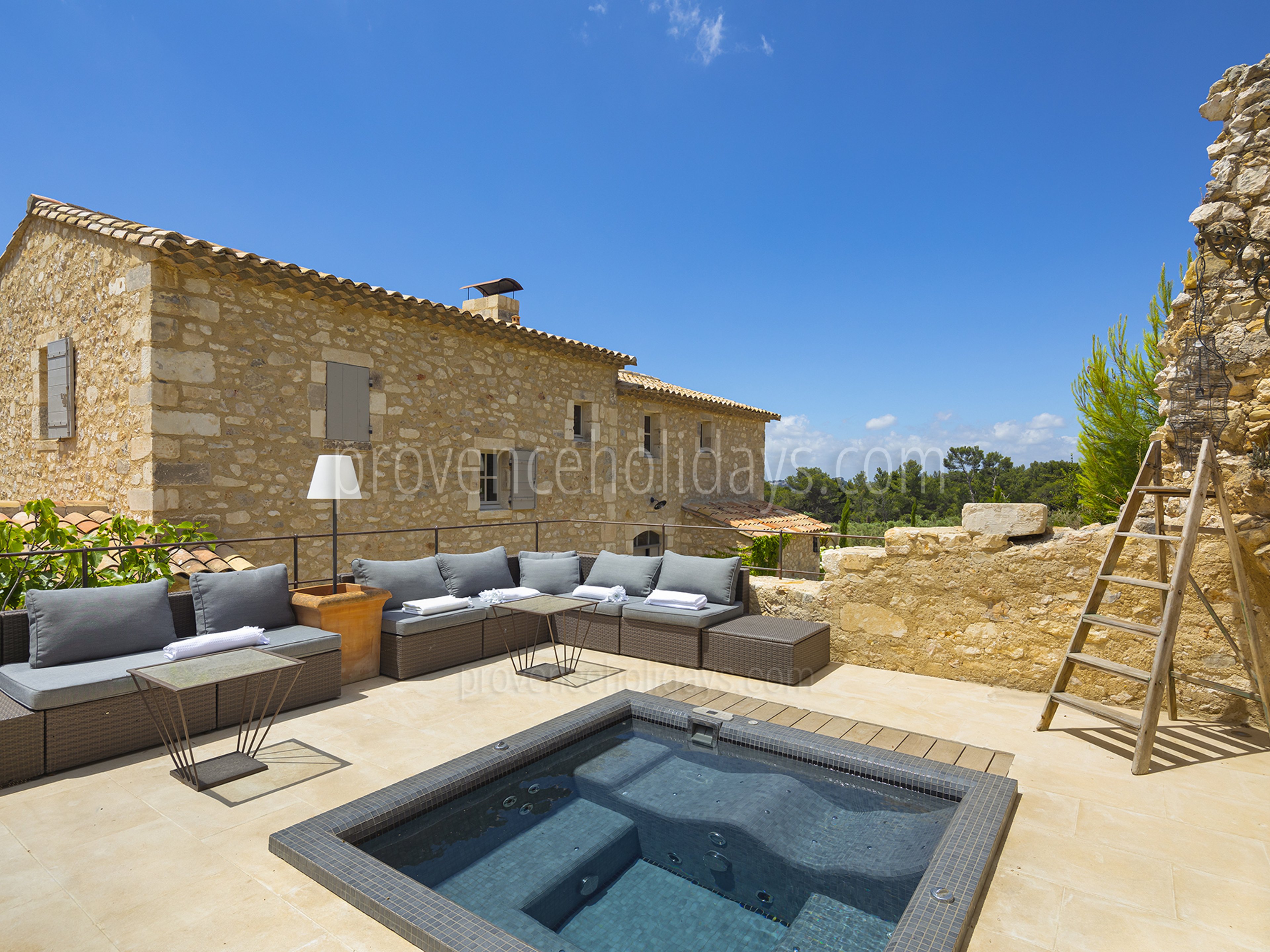 10 - Mas des Baux: Villa: Exterior