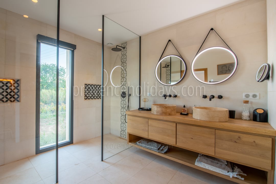 32 - Mas Spinelle: Villa: Bathroom