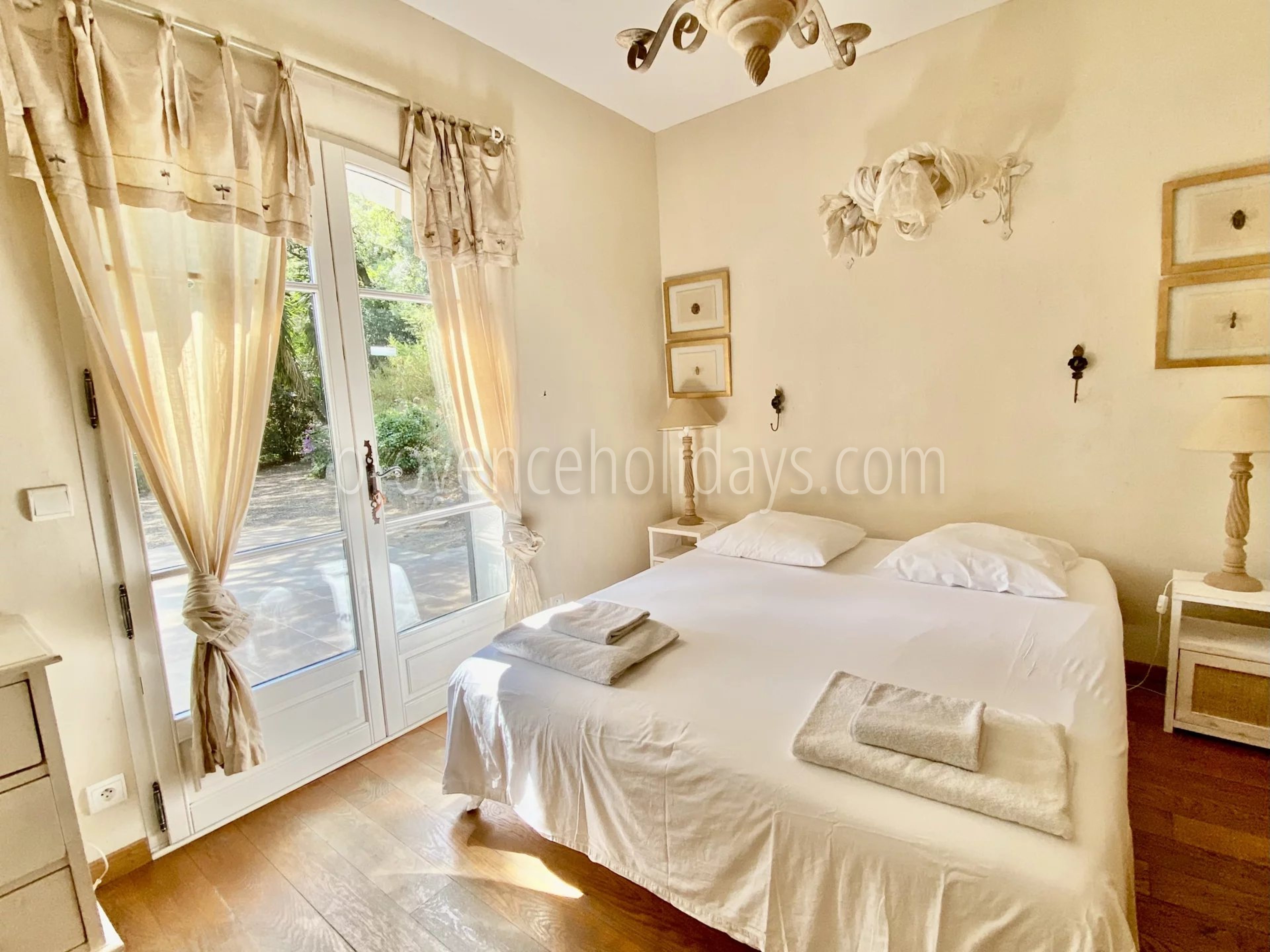 25 - Villa mit Kamin in Cavalaire-sur-Mer: Villa: Bedroom