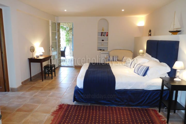 11 - Mas Lorgues: Villa: Bedroom